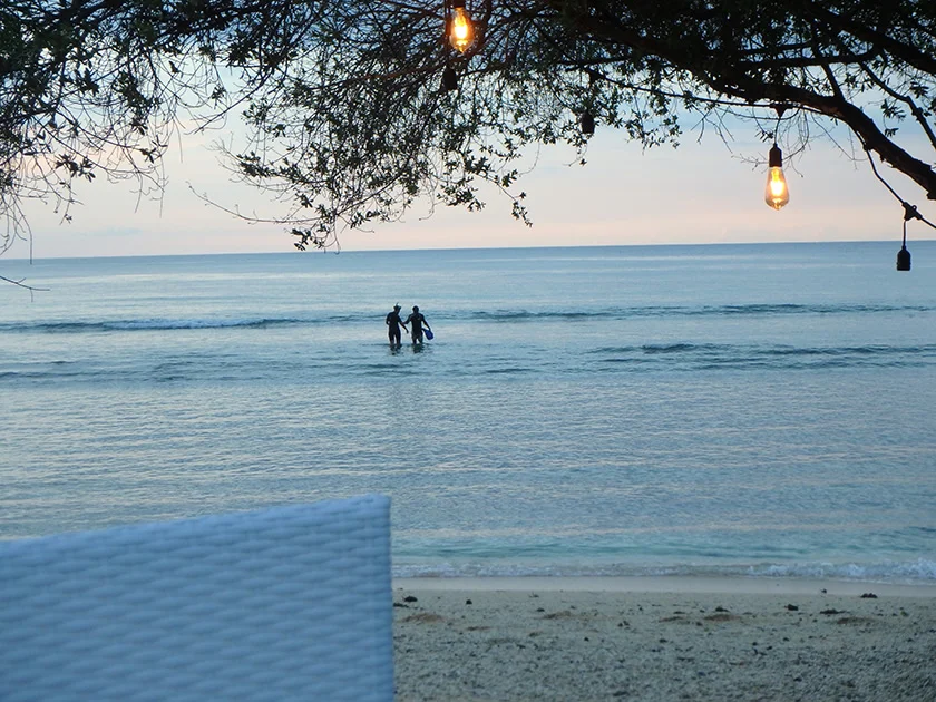[インドネシアのパリピ秘境・ギリ島旅行記23] 2日目・ギリ・トラワンガン島北部のビーチの夕日にうっとり。