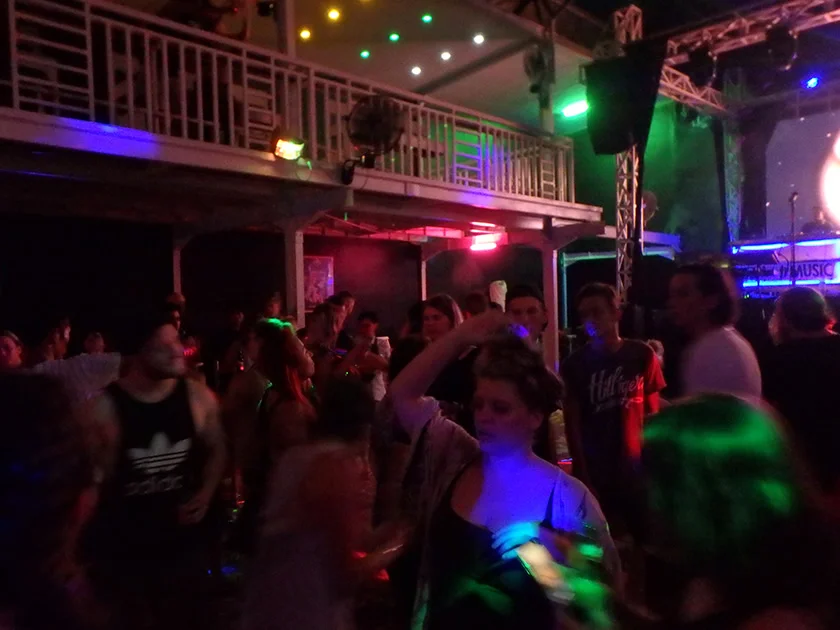 [インドネシアのパリピ秘境・ギリ島旅行記51] 夜のクラブパーティーはライブハウスのような雰囲気