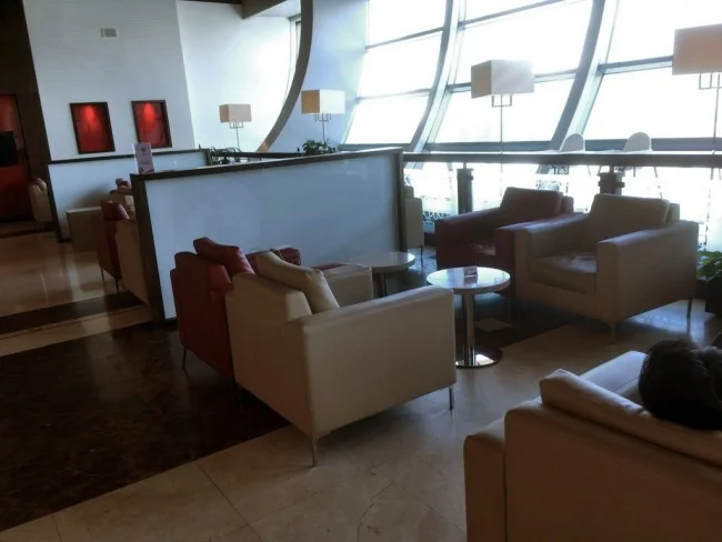 [エミレーツ航空で往復1.9万円！爆安フランス・パリ旅行記15] ドバイ国際空港でプライオリティパスで入れるラウンジ「Marhaba Lounge - マルハバラウンジ」