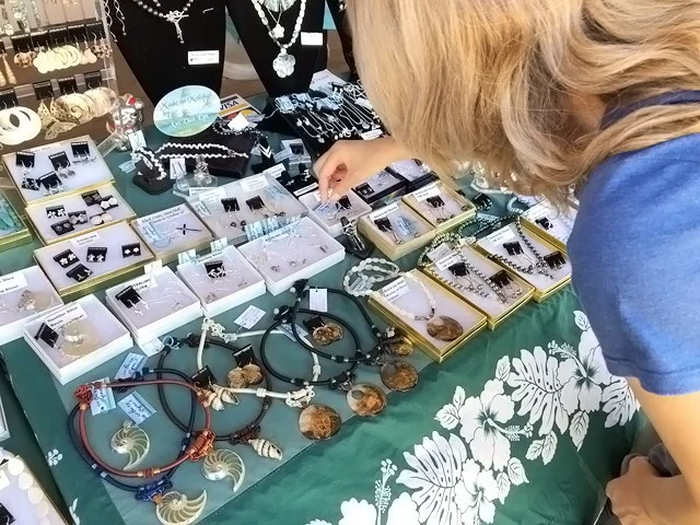 [ハワイ最後の楽園「モロカイ島」旅行記35] モロカイ島のファーマーズマーケットで地元の芸術家が作った可愛らしいアンクレットを購入♪