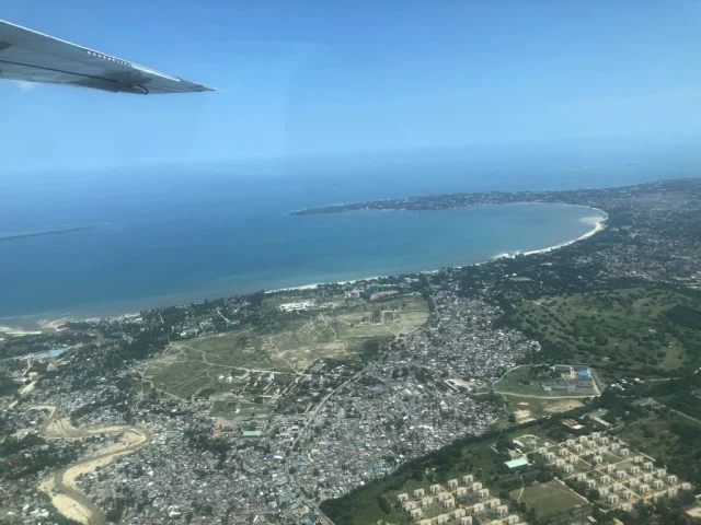 [北欧とアフリカを巡る年末年始の冒険旅行記：ザンジバルビーチ編2] 上空から見える意外なほどキレイな海。え？もうすぐザンジバル到着だって？