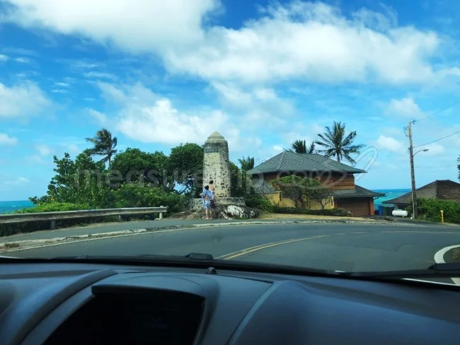 [憧れのラニカイビーチに泊まるハワイ旅行記13] カイルア地区に到着。お！これが有名なラニカイモニュメントなのか！
