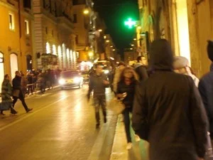 [初めての冬の地中海クルーズ旅行記29] 歩いて夜のローマ観光(街中の様子1)