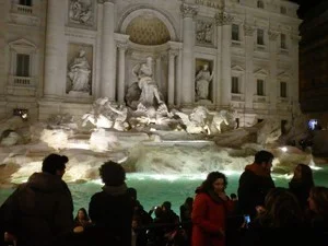 ローマ観光・夜のトレビの泉