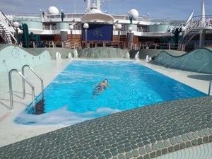 [初めての冬の地中海クルーズ旅行記60] 2月の地中海クルーズ。外のプールで泳いでみた!