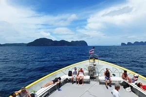 [タイの秘境・ピピ島とプーケットを巡る旅行記19] チャオコーフェリーで約2時間のクルージング。ピピ島が見えてきた!