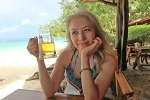 [タイの秘境・ピピ島とプーケットを巡る旅行記23] ビーチフロントのレストランで、チャーンビールで乾杯!