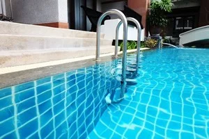 [タイの秘境・ピピ島とプーケットを巡る旅行記46] 熱中症はプールで冷やして回復させることが出来るのか？試してみた。