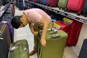 [ボイジャー・オブ・ザ・シーズで行く東南アジア・クルーズ旅行記73] 「Hush Puppies」のスーツケースを買う。