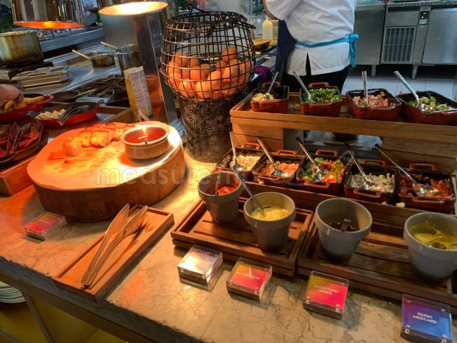W リトリート & スパ モルディブ 朝食ビュッフェ