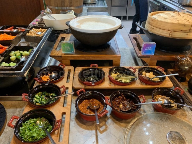 W リトリート & スパ モルディブ 朝食ビュッフェ