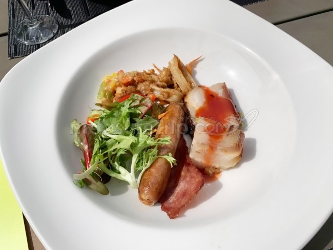 W リトリート & スパ モルディブ 朝食ビュッフェ