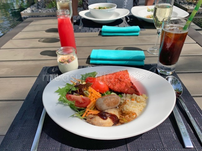 W リトリート & スパ モルディブ 朝食ビュッフェ