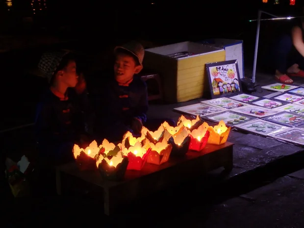 【動画】ホイアンの川辺（夜）