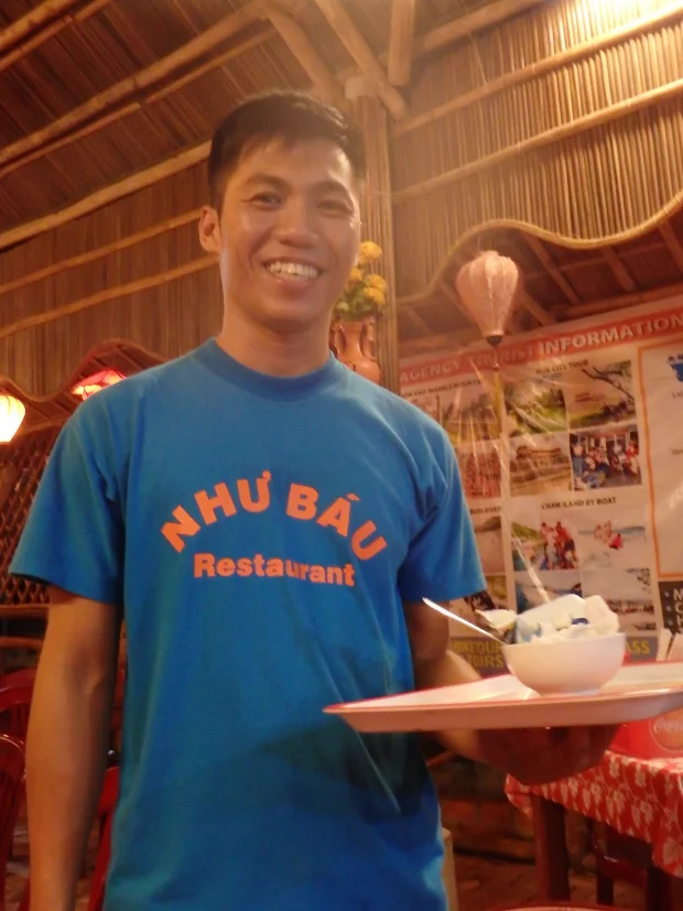 [ベトナム・ホイアン旅行記36] 3日目・ホイアンの安くて美味しい地元のお店Nhu Bau Resturantで夕食1