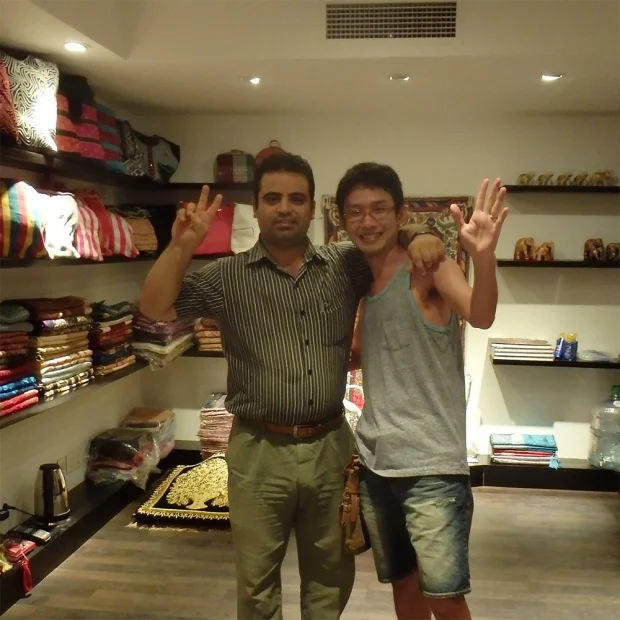 [ベトナム・ホイアン旅行記38] 3日目・ホテルのカシミール屋さんと友達になる