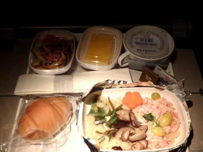 [初めての冬の地中海クルーズ旅行記20] 1日目・エミレーツEK317便・関空-ドバイの機内食