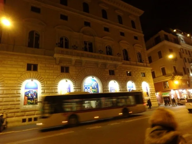 [初めての冬の地中海クルーズ旅行記29] 歩いて夜のローマ観光(街中の様子1)