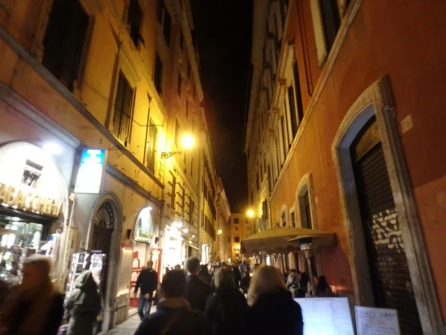 [初めての冬の地中海クルーズ旅行記32] 歩いて夜のローマ観光(街中の様子2)
