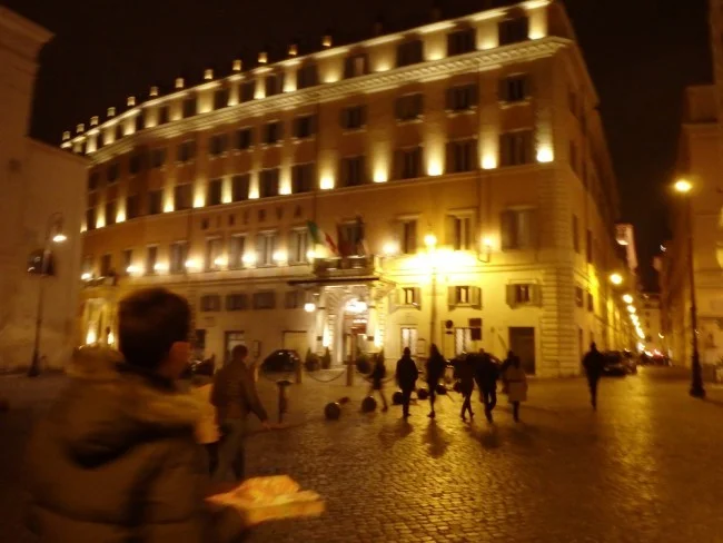 [初めての冬の地中海クルーズ旅行記32] 歩いて夜のローマ観光(街中の様子2)