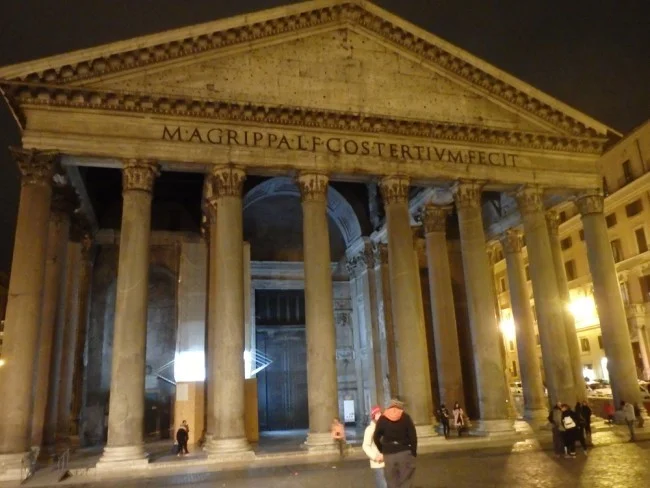 [初めての冬の地中海クルーズ旅行記32] 歩いて夜のローマ観光(街中の様子2)