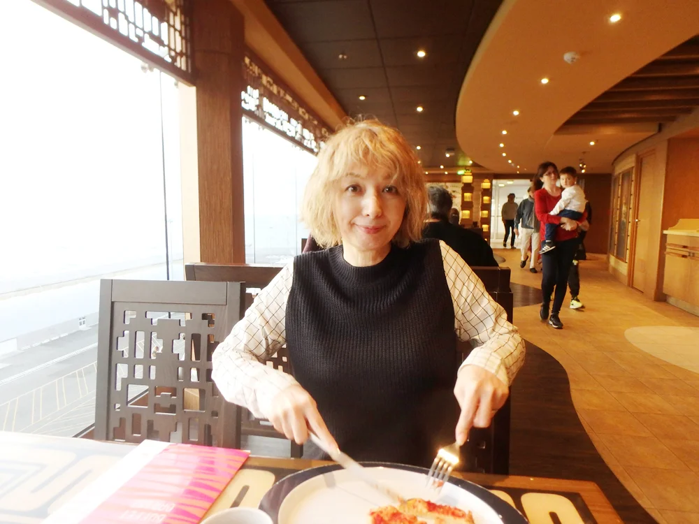 [初めての冬の地中海クルーズ旅行記42] 遅めの昼食と避難訓練