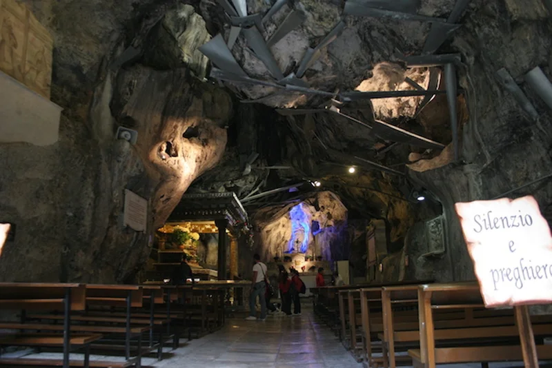 [初めての冬の地中海クルーズ旅行記49] 山の上の洞窟の教会Santuario di Santa Rosaliaへ