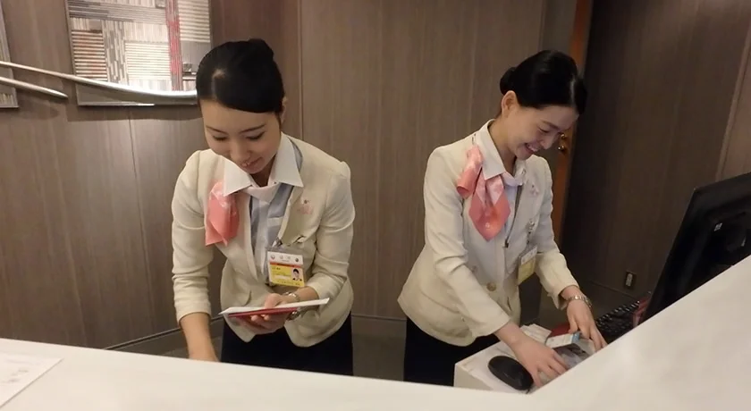 [常夏のシンガポール・クリスマス旅行記10] JAL サクララウンジは人で溢れている。。。