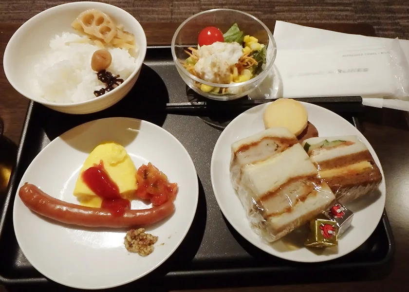 [常夏のシンガポール・クリスマス旅行記10] JAL サクララウンジは人で溢れている。。。