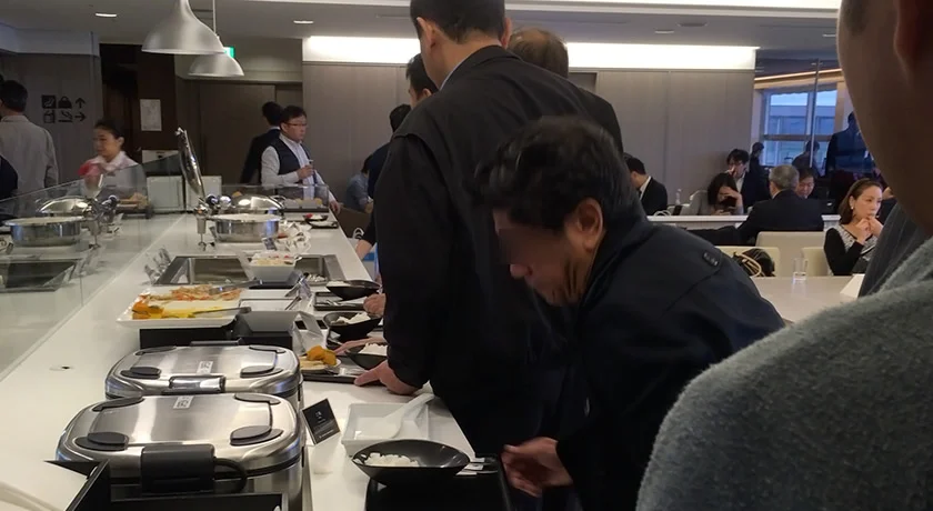 [常夏のシンガポール・クリスマス旅行記10] JAL サクララウンジは人で溢れている。。。