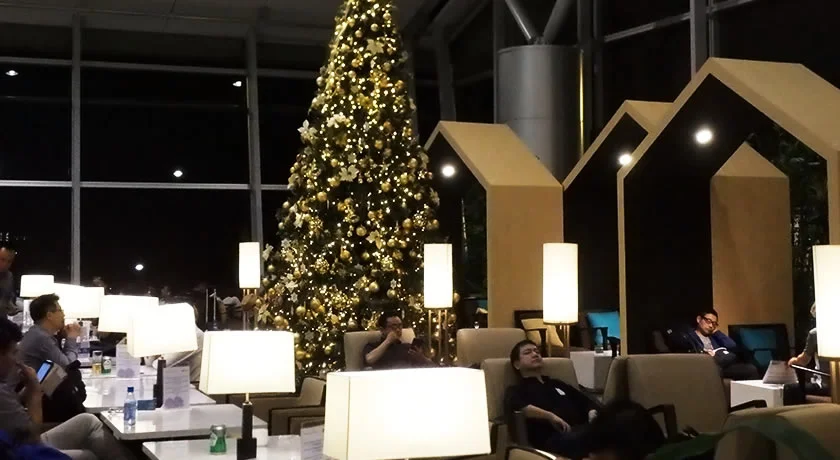 [常夏のシンガポール・クリスマス旅行記51] ホーチミン・タンソンニャット国際空港のロータスラウンジのクリスマス