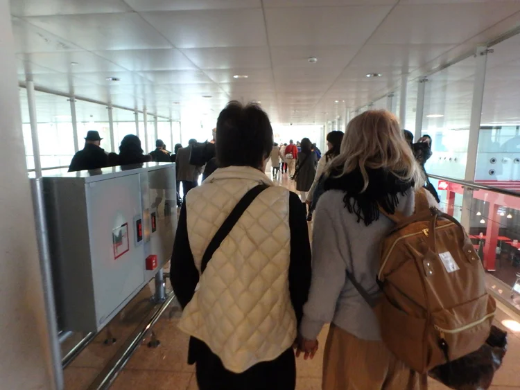 [初海外の両親を連れて冬の地中海クルーズ旅行記25] 2日目・母、バルセロナ国際空港のトイレに閉じ込められる(汗)
