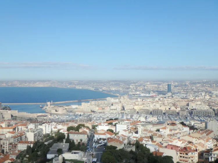 [初海外の両親を連れて冬の地中海クルーズ旅行記44] 4日目・さすが南フランス、真冬でもマルセイユは防寒要らず。