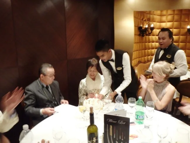 [初海外の両親を連れて冬の地中海クルーズ旅行記49] 4日目・金婚式おめでとう!ガラディナーでサプライズのお祝い♪