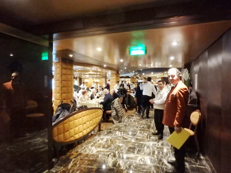 [初海外の両親を連れて冬の地中海クルーズ旅行記60] 6日目・下船前の朝食はメインレストラン「La Reggia(ラ・レッジア)」でのんびり
