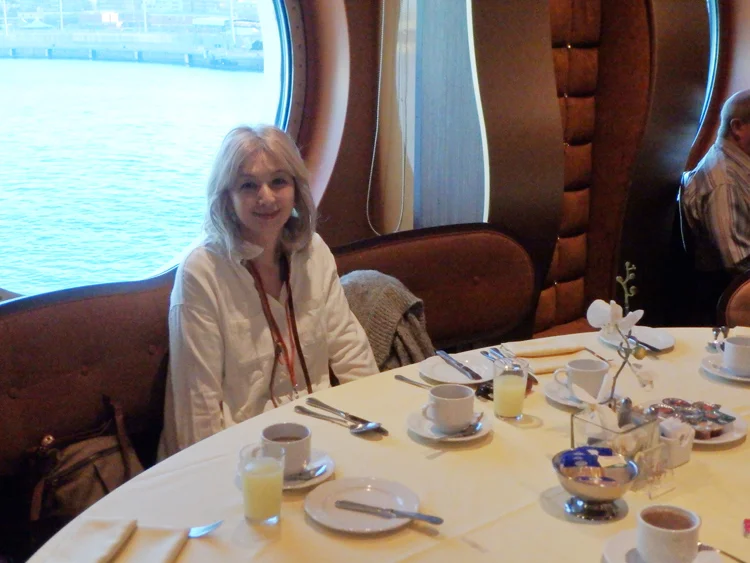 [初海外の両親を連れて冬の地中海クルーズ旅行記60] 6日目・下船前の朝食はメインレストラン「La Reggia(ラ・レッジア)」でのんびり