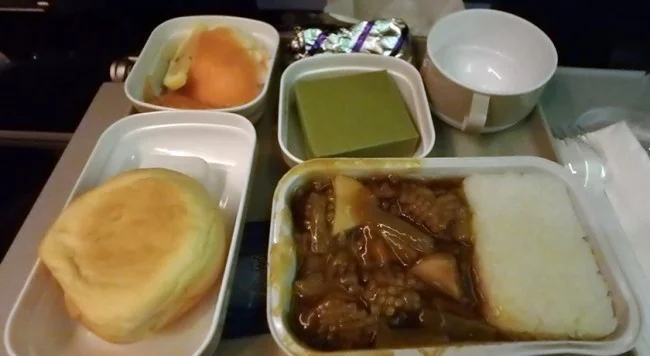 [LAからメキシコクルーズ＆ディズニーランド旅行記18] 中国国際航空CA983便(B777-300ER)のエコノミーの機内と機内食 | 搭乗記