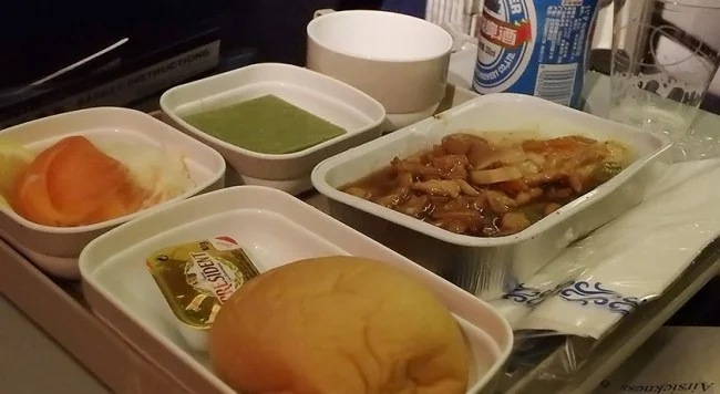 [LAからメキシコクルーズ＆ディズニーランド旅行記18] 中国国際航空CA983便(B777-300ER)のエコノミーの機内と機内食 | 搭乗記