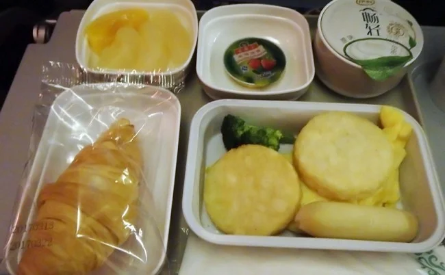 [LAからメキシコクルーズ＆ディズニーランド旅行記18] 中国国際航空CA983便(B777-300ER)のエコノミーの機内と機内食 | 搭乗記