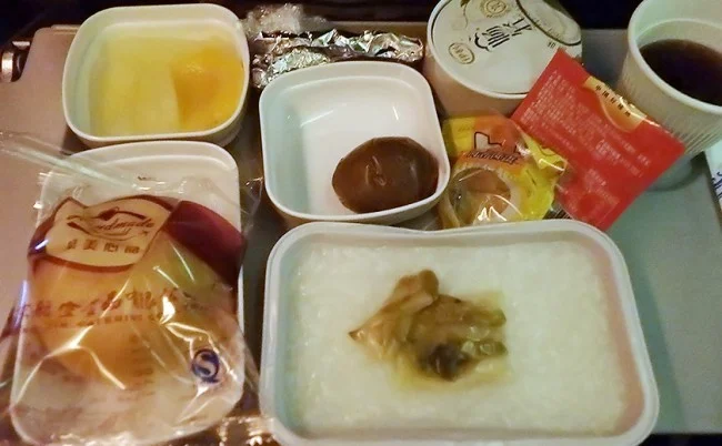 [LAからメキシコクルーズ＆ディズニーランド旅行記18] 中国国際航空CA983便(B777-300ER)のエコノミーの機内と機内食 | 搭乗記