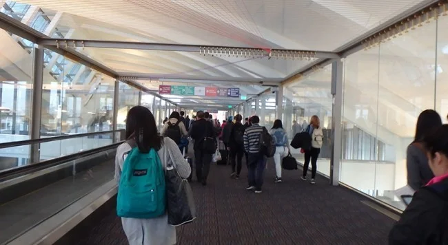 [LAからメキシコクルーズ＆ディズニーランド旅行記19] ロサンゼルス国際空港のSuperShuttle(スーパーシャトル)の乗り場を探す。