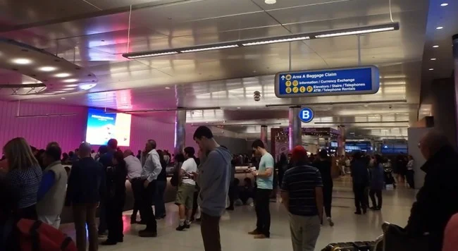 [LAからメキシコクルーズ＆ディズニーランド旅行記19] ロサンゼルス国際空港のSuperShuttle(スーパーシャトル)の乗り場を探す。