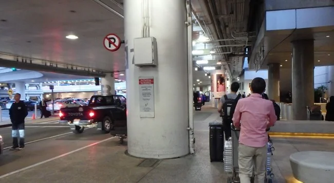 [LAからメキシコクルーズ＆ディズニーランド旅行記19] ロサンゼルス国際空港のSuperShuttle(スーパーシャトル)の乗り場を探す。
