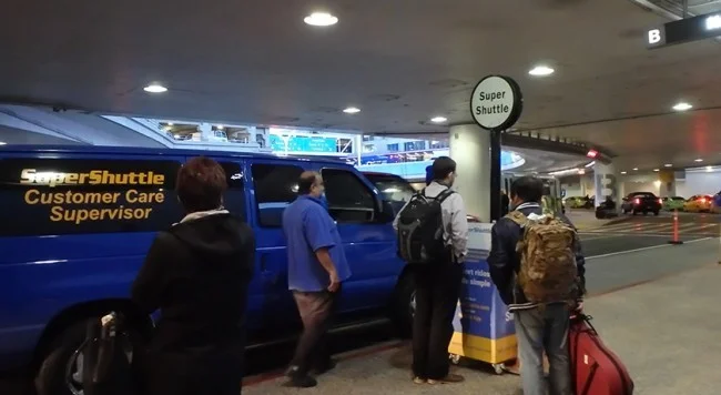 [LAからメキシコクルーズ＆ディズニーランド旅行記19] ロサンゼルス国際空港のSuperShuttle(スーパーシャトル)の乗り場を探す。