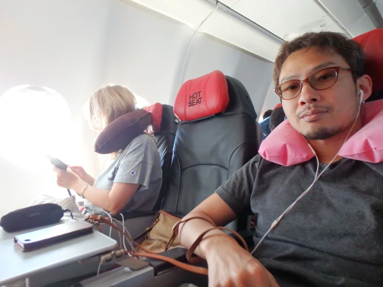 [インドネシアのパリピ秘境・ギリ島旅行記9] 1日目・機内はモニターが無いけど、1300円ほどでタブレットを借りられる