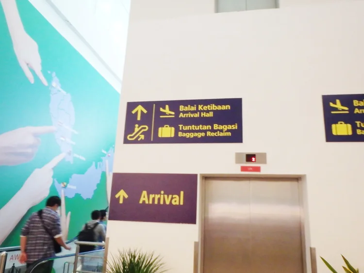 [インドネシアのパリピ秘境・ギリ島旅行記10] 1日目・マレーシアの入国審査はカオス。ホンマに入国できるん?