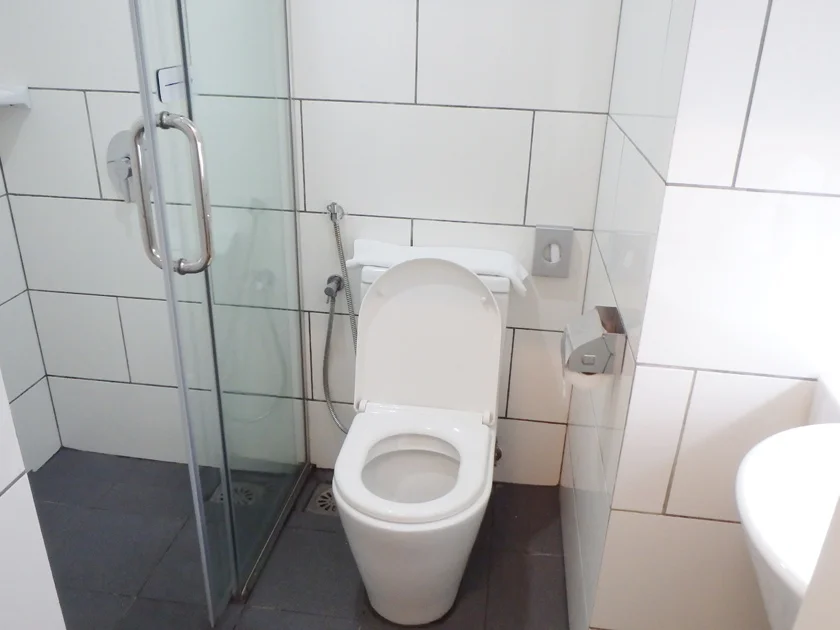 [インドネシアのパリピ秘境・ギリ島旅行記12] 1日目・チューン ホテル klia2の設備と部屋の中