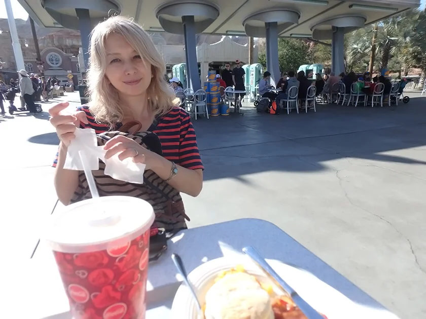 [LAからメキシコクルーズ＆ディズニーランド旅行記58] カーズランド・V8カフェで朝食