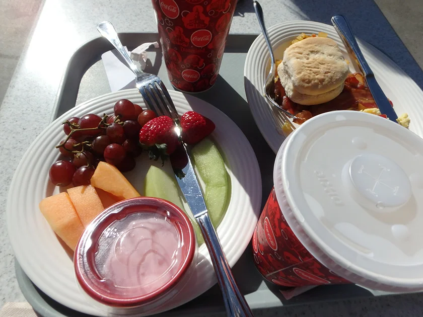[LAからメキシコクルーズ＆ディズニーランド旅行記58] カーズランド・V8カフェで朝食