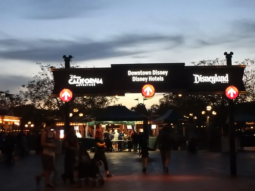 [LAからメキシコクルーズ＆ディズニーランド旅行記64] タコスを食べて夜のディズニーへGO!